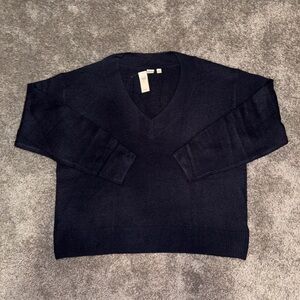 GAP NWT Women’s Navy V-Neck Sweater